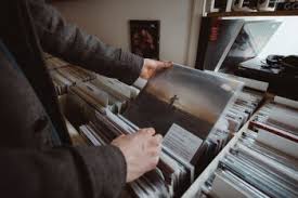 Ontdek de Magie van Tweedehands Vinyl Platen: Een Tijdloze Schat voor Muziekliefhebbers