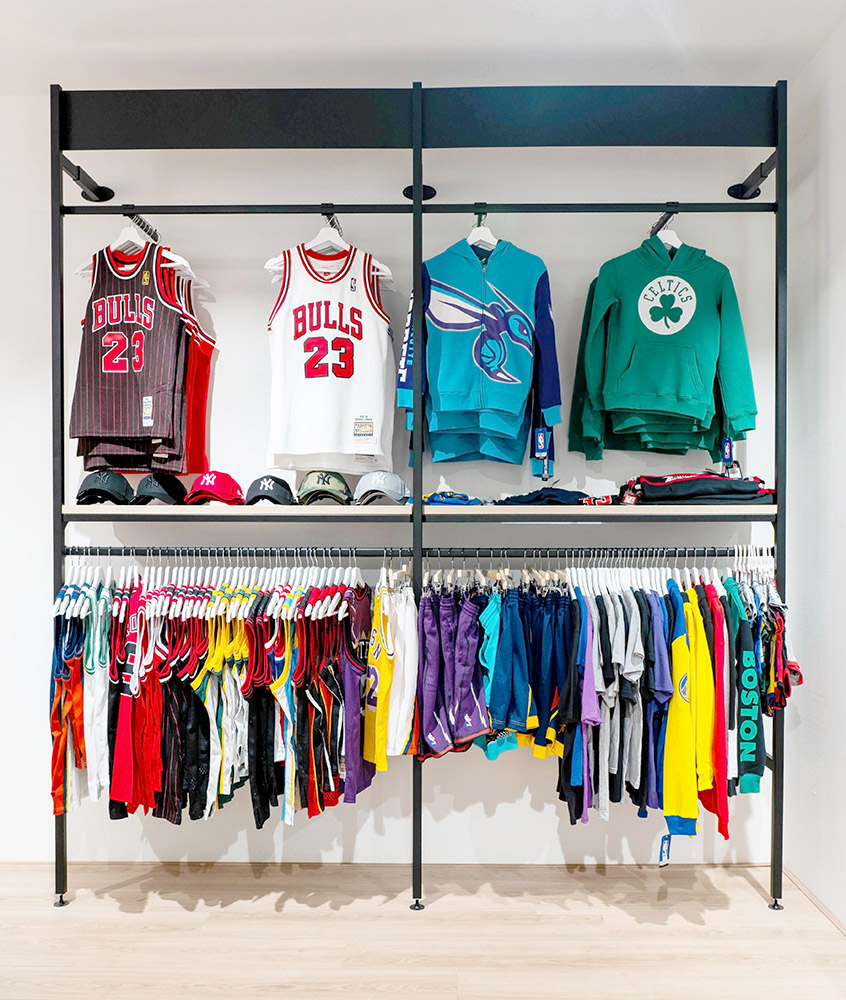 De Impact van Sportmerchandising op Fans: Een Belangrijke Schakel in de Fanbeleving